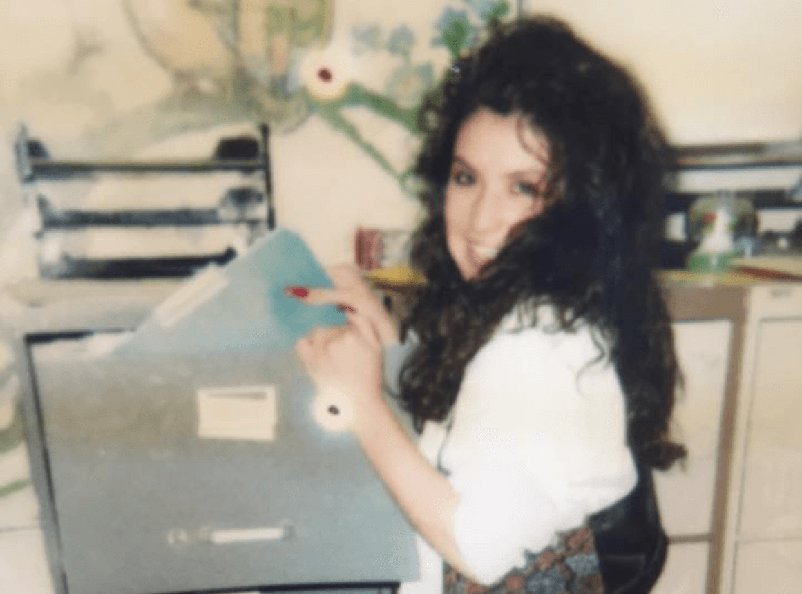 Adriana joven en oficina